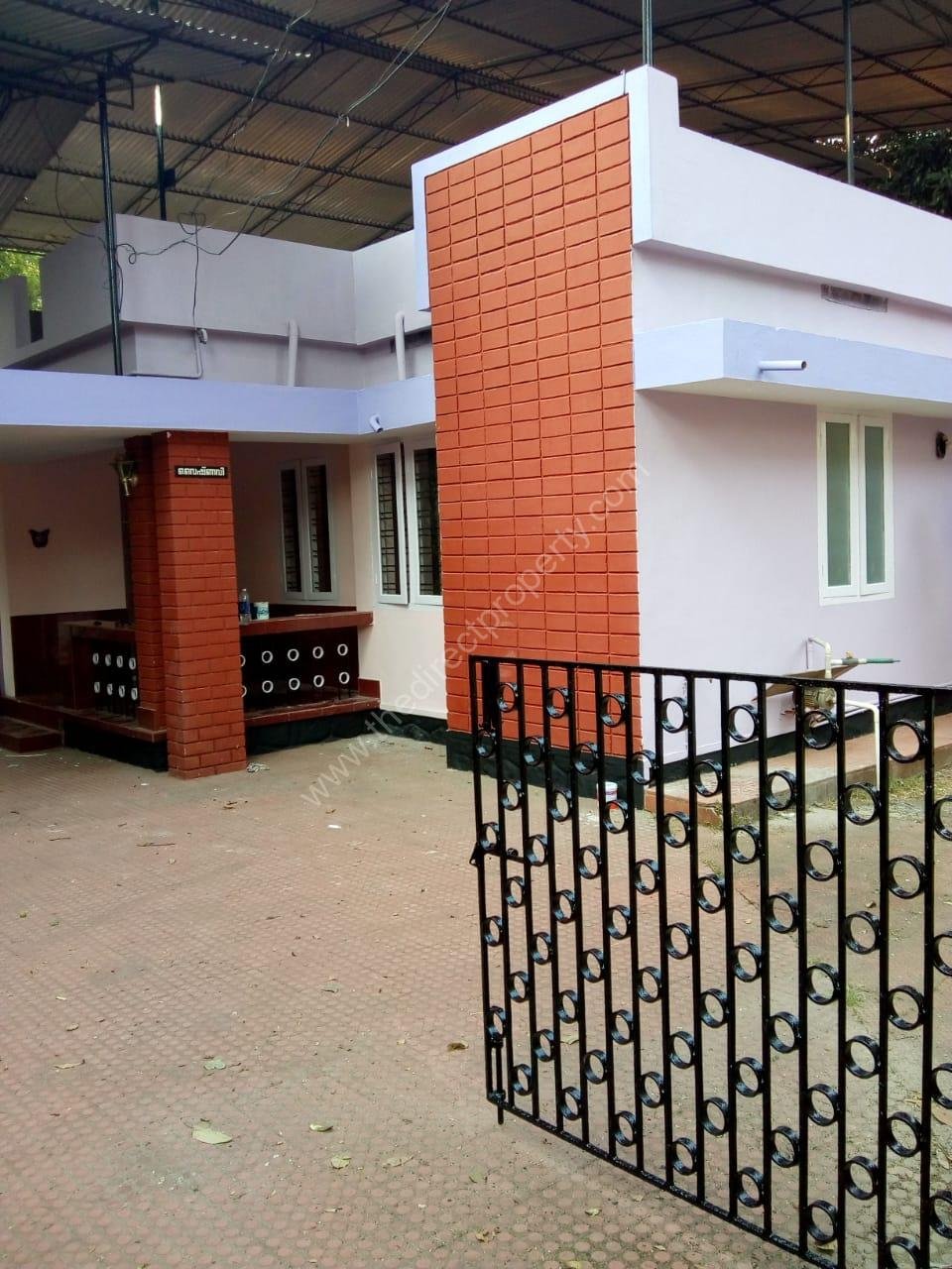 1000 sq ft House on 8 cents land at Thottakkattukara Aluva