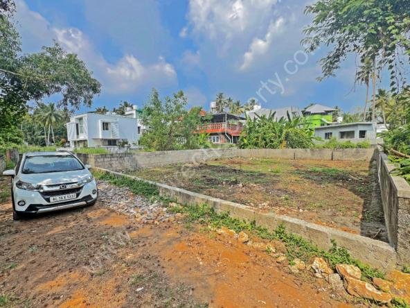 Plot for sale in Ulloor