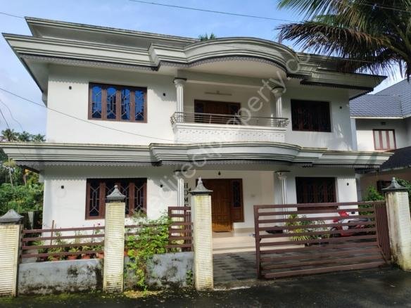 House for sale in Chalakudy Pariyaram