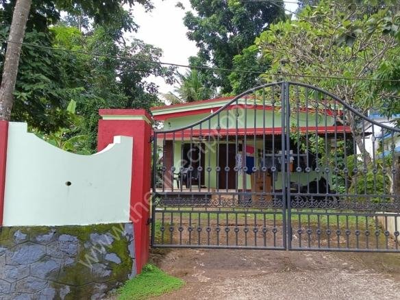 Land and residential building for sale in Chingavanam