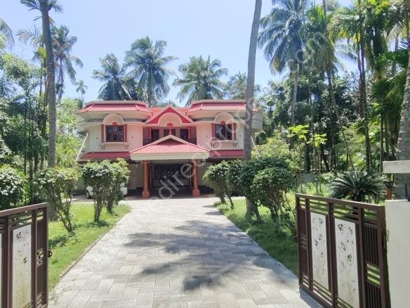 Land for sale with house in prime area in Thrissur