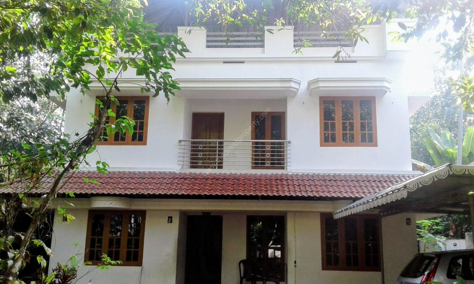 House with land in Karukutty Koratty