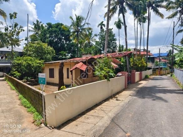 Land with house for sale in Villadam Thrissur