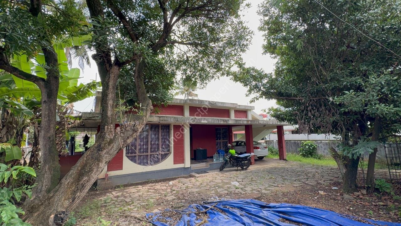 House for sale in Kaloor