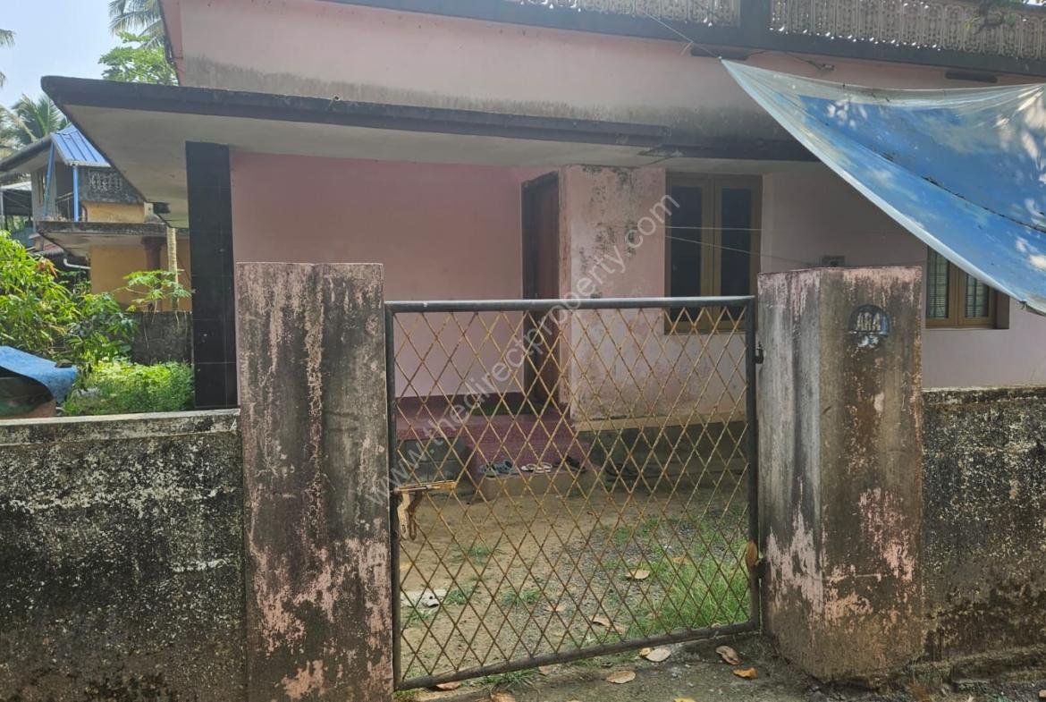 Land with an old house for sale in Thiruvankulam