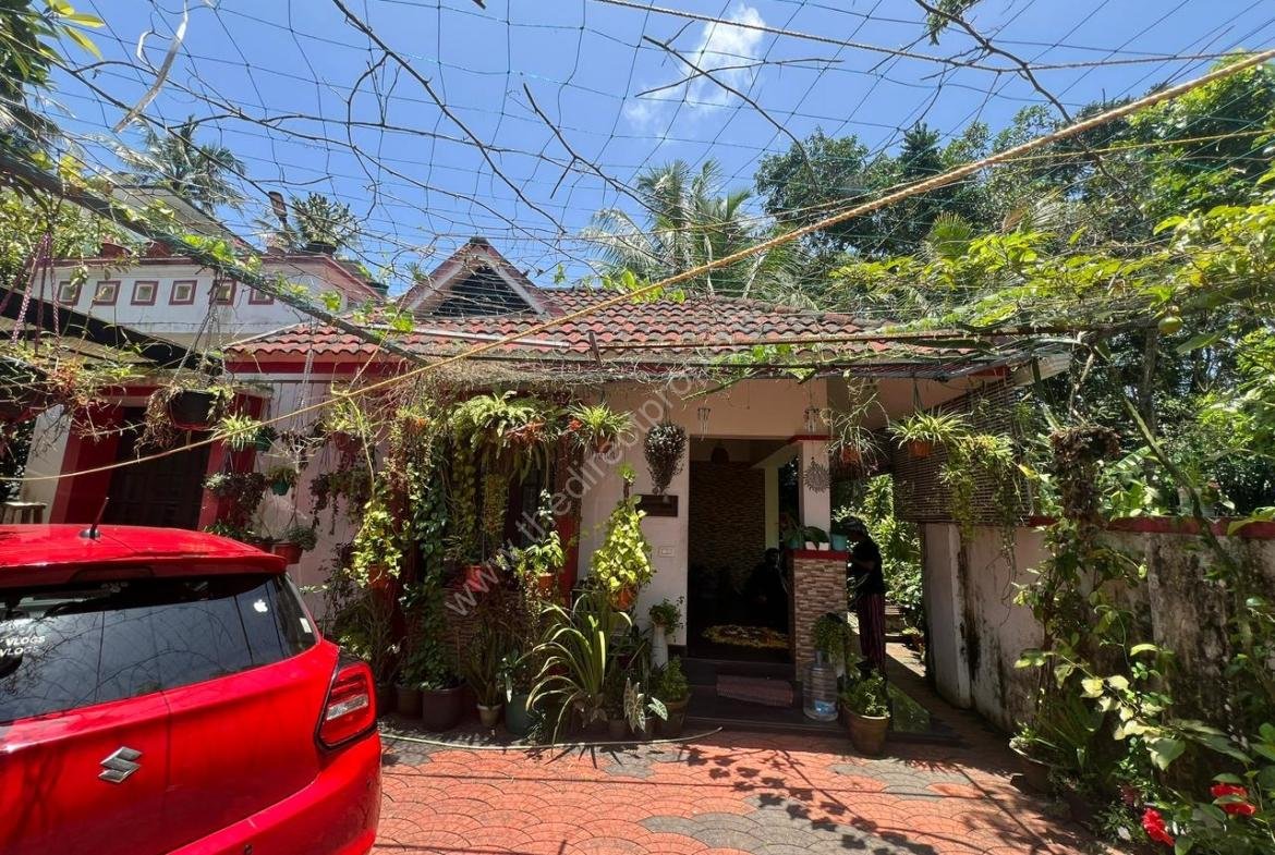 3 bhk in 8 cent land for sale in Roadmukku