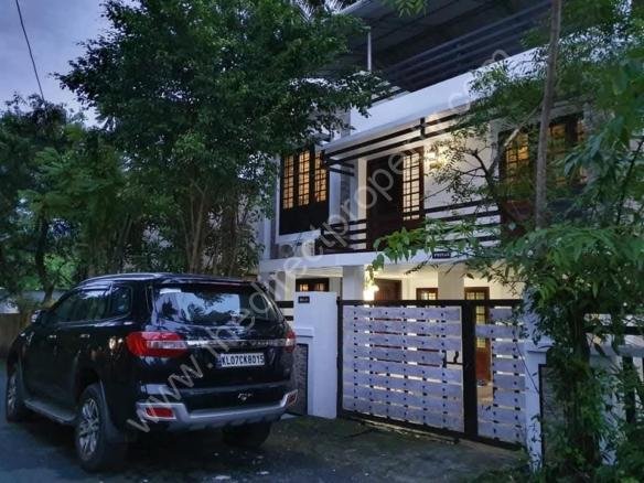Villa for sale in Thevara