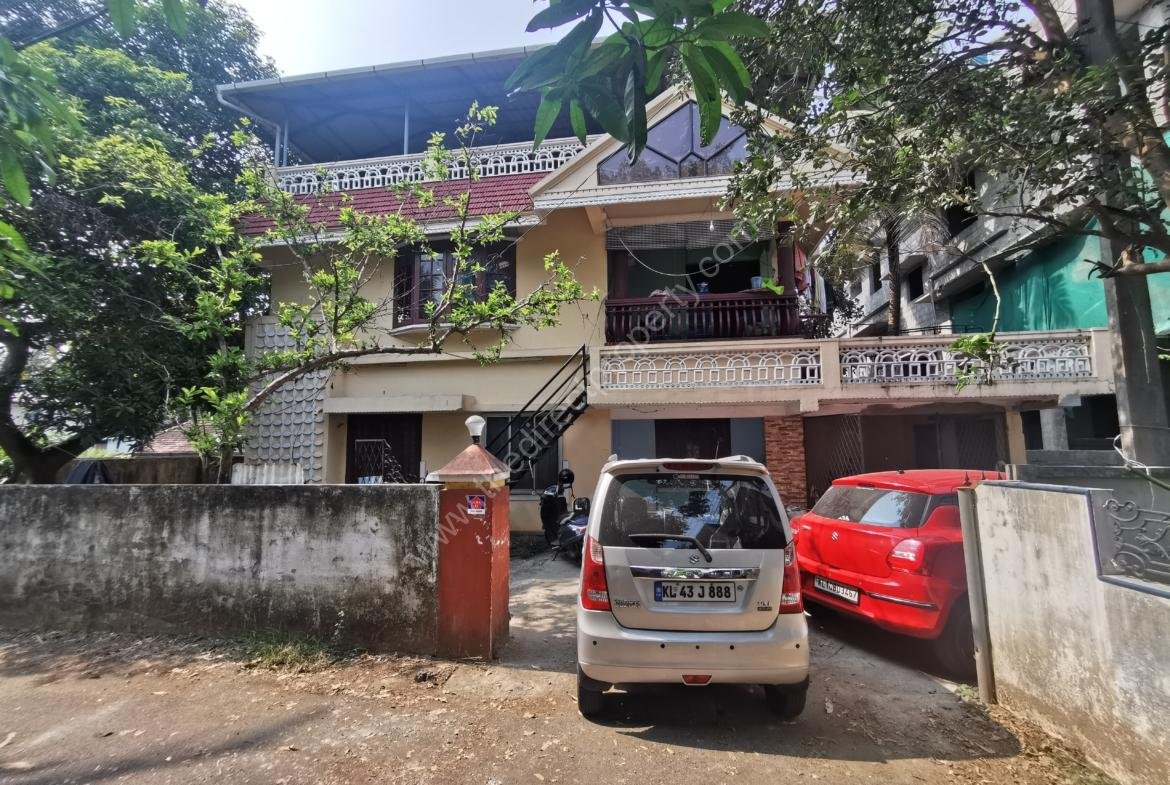 Double story house with big area in Edappally Junction