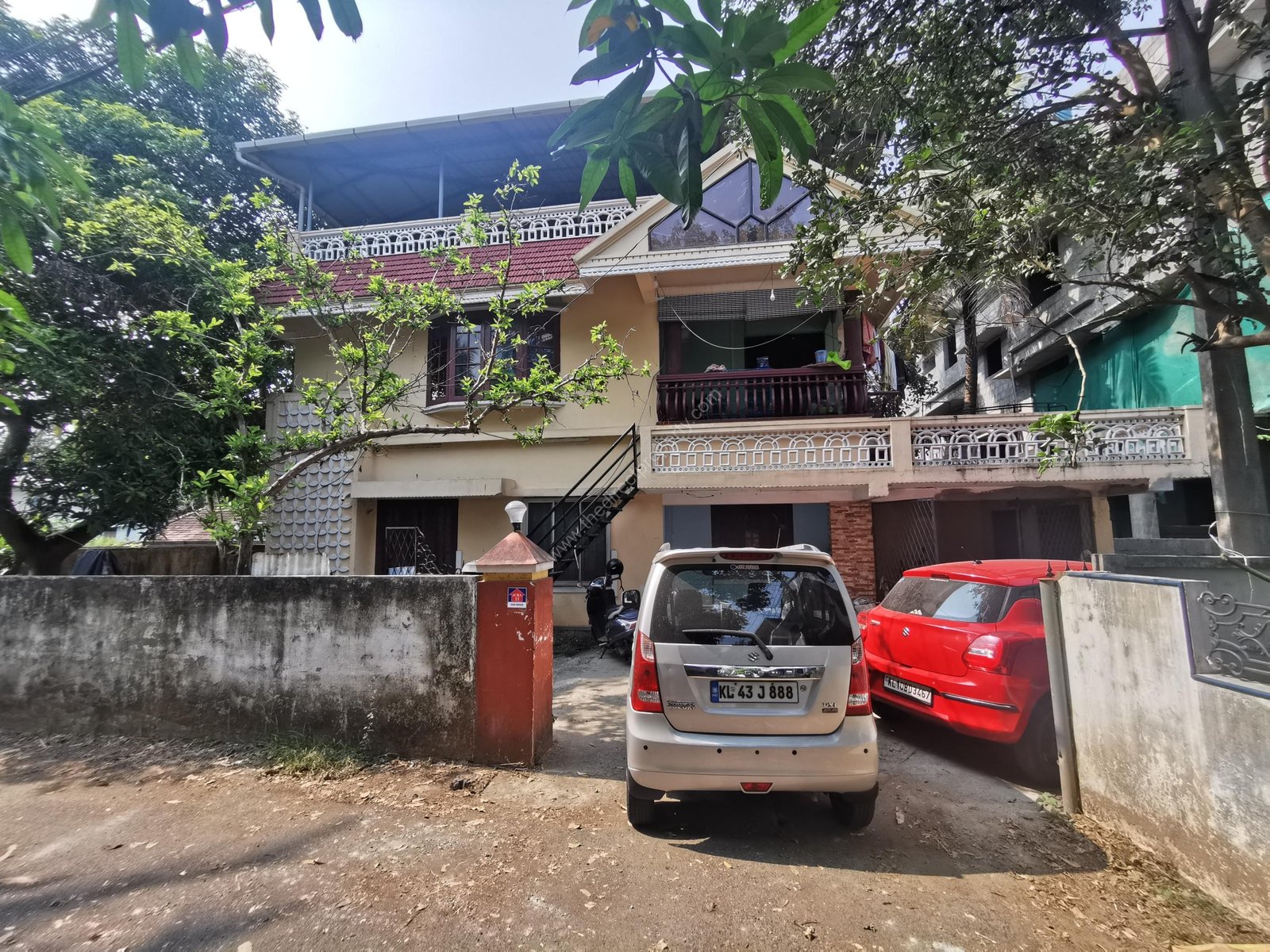 Double story house with big area in Edappally Junction