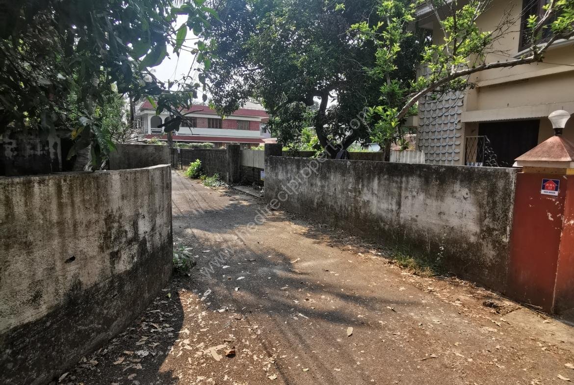 Double story house with big area in Edappally Junction