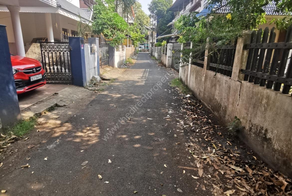 Double story house with big area in Edappally Junction