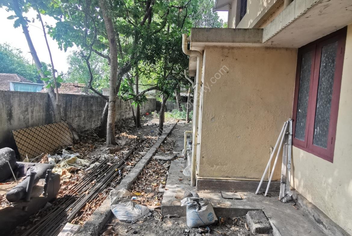 Double story house with big area in Edappally Junction