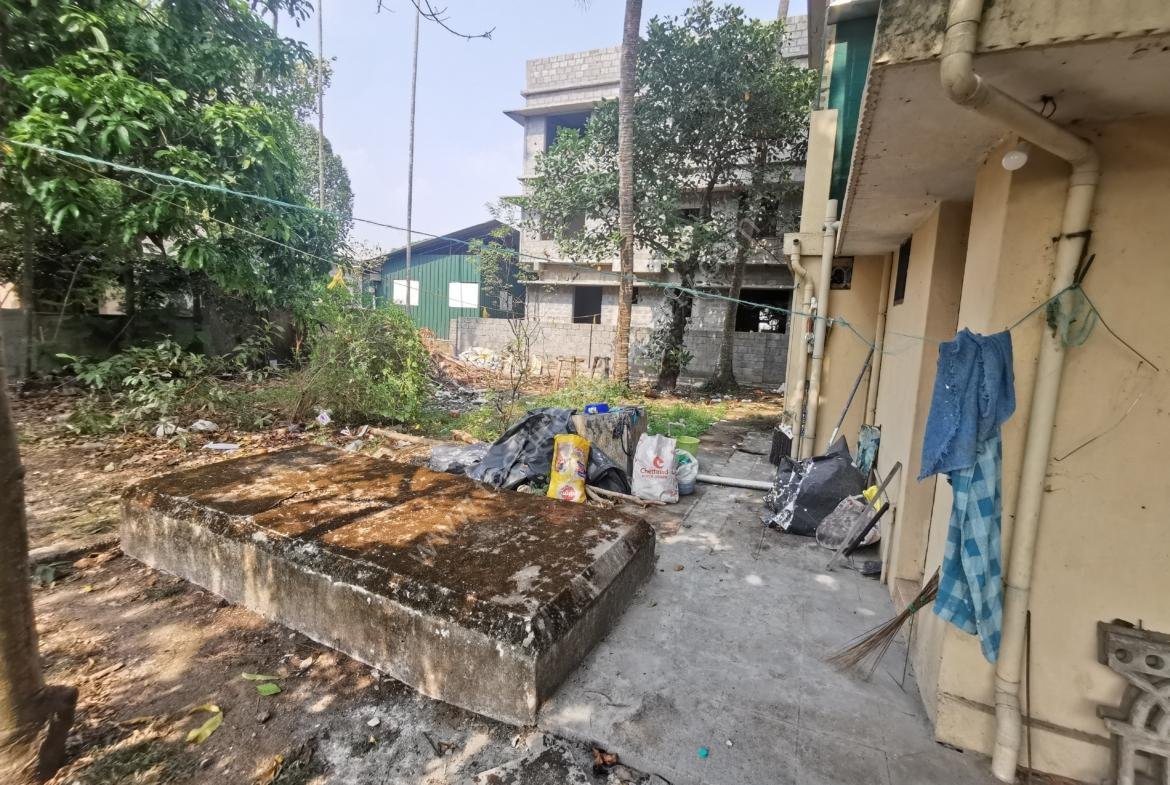 Double story house with big area in Edappally Junction
