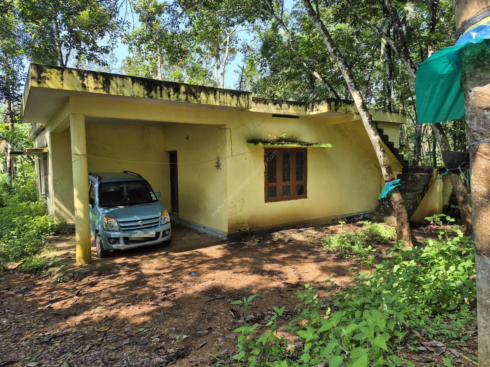 Land with a house for sale in Kaithaparampu