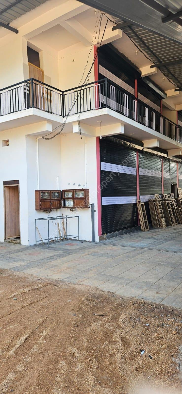 6 shutter shop and flat